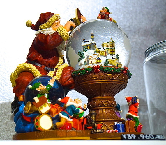 新宿伊勢丹がモードなクリスマスギフトを提案。サンタや雪だるまがマトリョーシカに