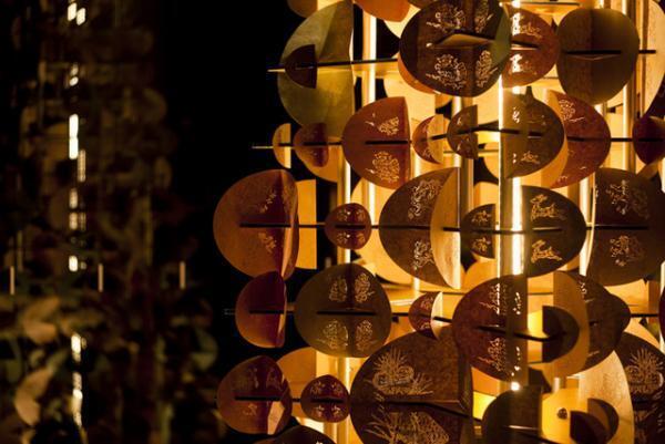 日本の伝統を紙に刻んだアートなクリスマスツリーがアンダーズ 東京に灯る