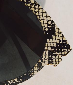 マイキータ+メゾン マルジェラ、パイソン柄の新作アイウエアを発売