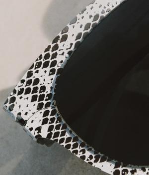 マイキータ+メゾン マルジェラ、パイソン柄の新作アイウエアを発売