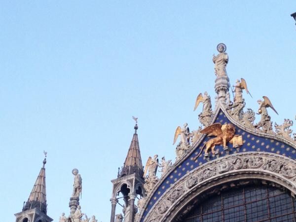 シャネルが「ヴェネチア保護のためのフランス委員会」を支援し、サンマルコ大聖堂の獅子像とモザイクのペディメントを修復