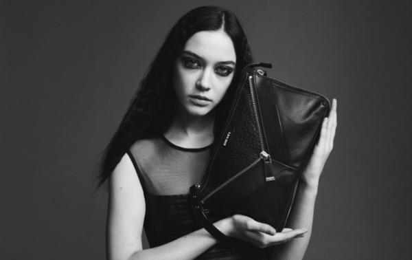 ディーゼル、ハードな“V字”モチーフの新作バッグ「レ・ジッパー」発売