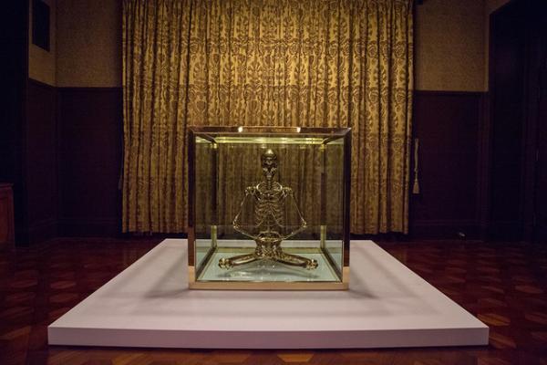 舘鼻則孝が1日限りの展覧会「面目と続行」を開催。3Dプリンティング×工芸が生み出した“生ける骸骨”も初披露