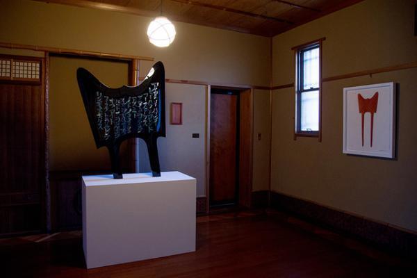 舘鼻則孝が1日限りの展覧会「面目と続行」を開催。3Dプリンティング×工芸が生み出した“生ける骸骨”も初披露