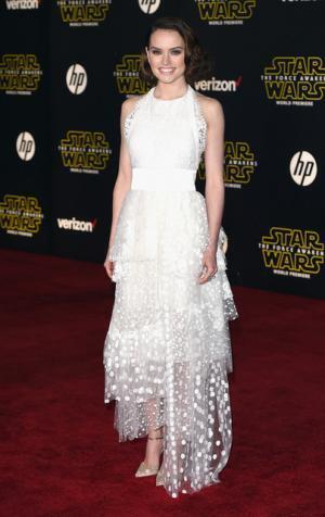 『スターウォーズ』ワールドプレミア、デイジー・リドリーがクロエの特注ドレスを纏って登場