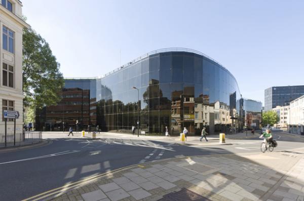 国際的な建築設計組織フォスター＋パートナーズによる展覧会が六本木で開催