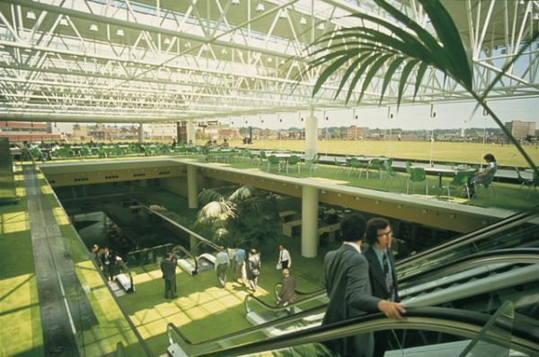 国際的な建築設計組織フォスター＋パートナーズによる展覧会が六本木で開催