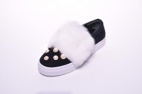 ニューニューのカスタマイズスリッポンが新宿伊勢丹に再登場、即売したファーピースの新色も