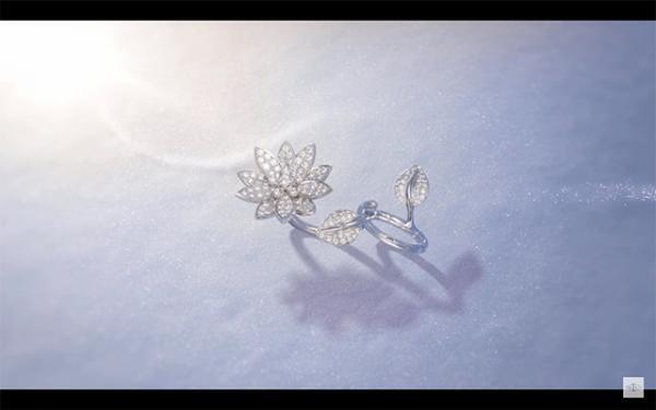 粉雪に舞い煌めくダイヤモンド。ヴァン クリーフ＆アーペルがホリデーに贈る「ダイヤモンド ブリーズ」