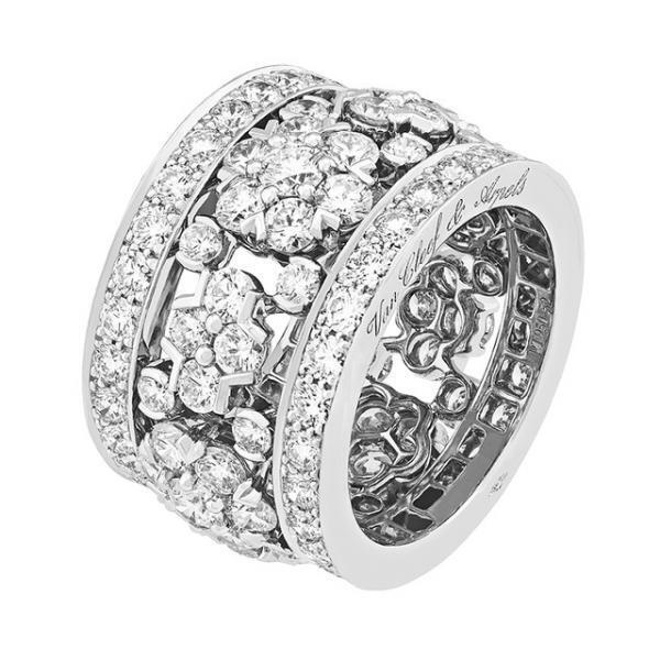 粉雪に舞い煌めくダイヤモンド。ヴァン クリーフ＆アーペルがホリデーに贈る「ダイヤモンド ブリーズ」