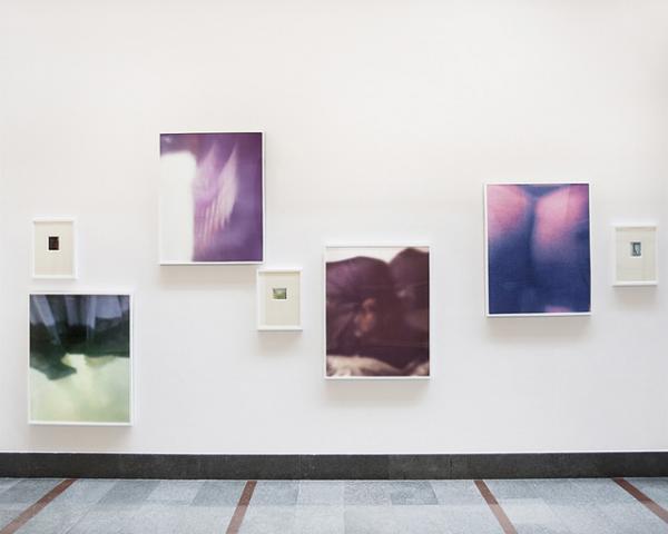 写真の中の秘密を見つける。スウェーデン大使館でヨーガン・アクセルバルの写真展「OIDE」開催中