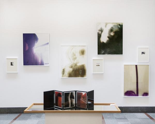 写真の中の秘密を見つける。スウェーデン大使館でヨーガン・アクセルバルの写真展「OIDE」開催中