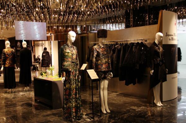 ミハラ、ダダ、ノワール・ケイ ニノミヤを魅了した京都・細尾ジャガードのポップアップが新宿伊勢丹の新春を飾る