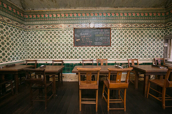 マジョリカ・タイルが壁一面に広がる、大正時代の銭湯をリノベーションしたカフェ「さらさ西陣」