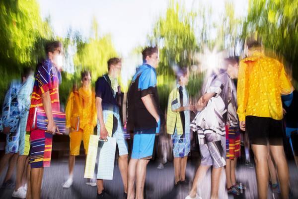 イッセイ ミヤケ メンが若手写真家・水谷吉法とコラボした2016春夏コレクション「TOKYO PARROTS」を発売