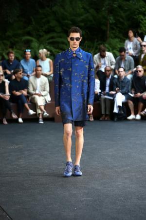 イッセイ ミヤケ メンが若手写真家・水谷吉法とコラボした2016春夏コレクション「TOKYO PARROTS」を発売