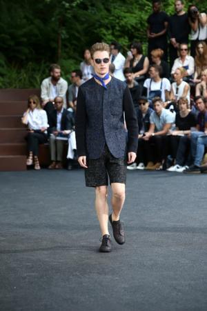 イッセイ ミヤケ メンが若手写真家・水谷吉法とコラボした2016春夏コレクション「TOKYO PARROTS」を発売