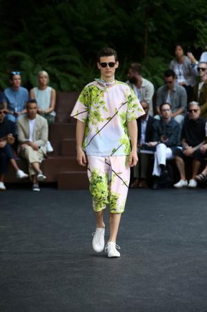 イッセイ ミヤケ メンが若手写真家・水谷吉法とコラボした2016春夏コレクション「TOKYO PARROTS」を発売