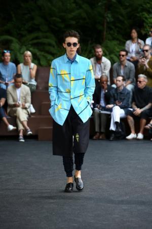 イッセイ ミヤケ メンが若手写真家・水谷吉法とコラボした2016春夏コレクション「TOKYO PARROTS」を発売