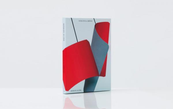 バッグの断片がモビールのように宙を漂う。蘭アーティストデュオ・シュルテンス&アベネスの作品集が刊行