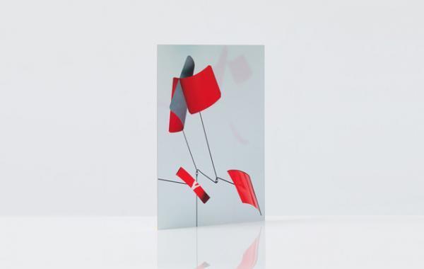 バッグの断片がモビールのように宙を漂う。蘭アーティストデュオ・シュルテンス&アベネスの作品集が刊行