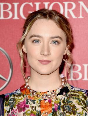 オスカー主演女優賞候補のシアーシャ・ローナン、授賞式の同伴者は母親