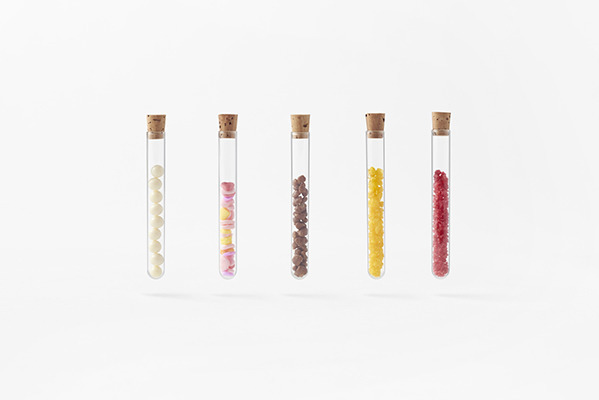 nendoの佐藤オオキ手掛けるバイエヌからフラスコ型チョコレートが登場