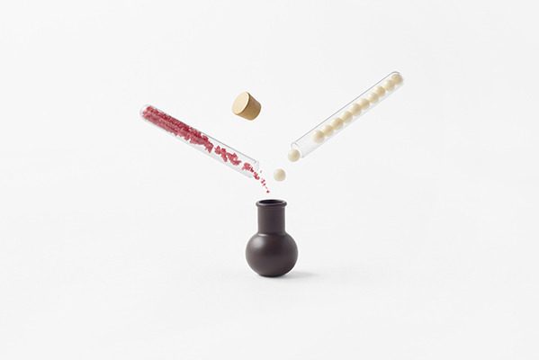 nendoの佐藤オオキ手掛けるバイエヌからフラスコ型チョコレートが登場