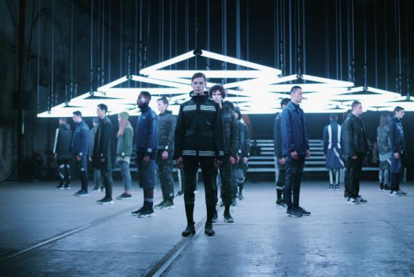 3本線のインスタレーションでコラボをアートに高めたアディダス オリジナルス バイ ホワイトマウンテニアリング【16-17AWメンズ】