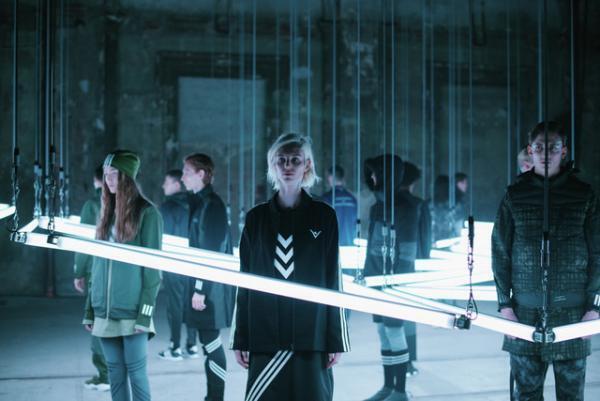 3本線のインスタレーションでコラボをアートに高めたアディダス オリジナルス バイ ホワイトマウンテニアリング【16-17AWメンズ】