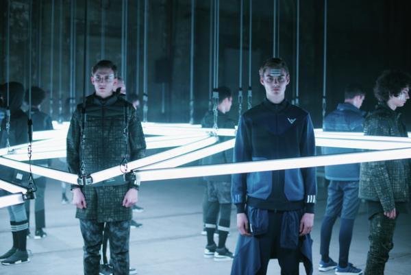 3本線のインスタレーションでコラボをアートに高めたアディダス オリジナルス バイ ホワイトマウンテニアリング【16-17AWメンズ】