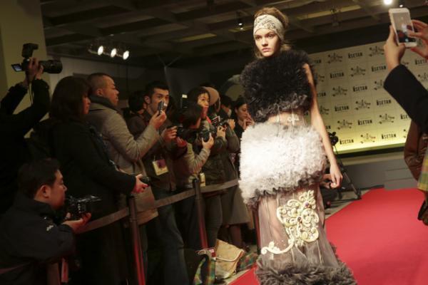 サロン・デュ・ショコラ、“ショコラファッションショー”で開幕！ショコラ好き楠田枝里子も駆けつける