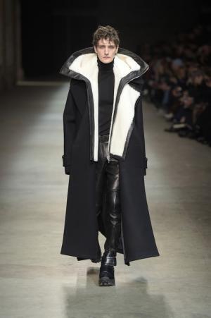 韓国人デザイナー、ジュン・Jがピッティウオモで発表した新作はソラヤマ!?【16-17AWメンズ】