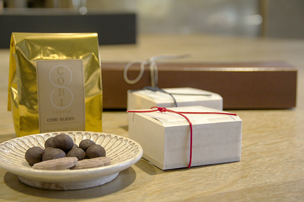 HIGASHIYAのココア落雁&チョコ菓子と、COBI COFFEEがセットになった限定バレンタインボックス