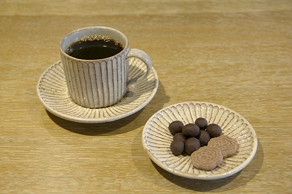 HIGASHIYAのココア落雁&チョコ菓子と、COBI COFFEEがセットになった限定バレンタインボックス
