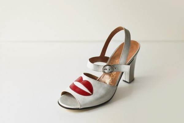 ロジェ ヴィヴィエがバレンタインに贈る“キス”。大胆リップデザインのアイテムが蘇る