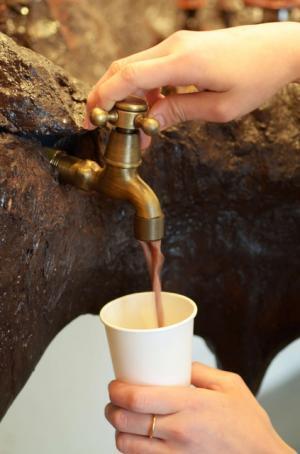 新宿伊勢丹に“チョコレート鉱山”!?“ホットチョコレートの出る蛇口”も出現！