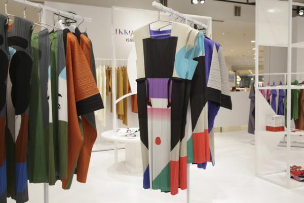 イッセイ ミヤケ、新宿伊勢丹に田中一光作品をモチーフとした新シリーズ扱うポップアップをオープン