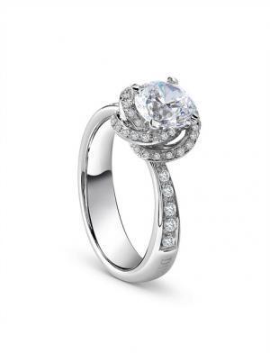 花開き、身を結ぶふたりの愛。ダミアーニ「ボッチョーロ」のエンゲージメントリング