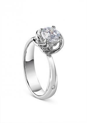 花開き、身を結ぶふたりの愛。ダミアーニ「ボッチョーロ」のエンゲージメントリング