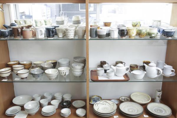 青山の老舗で揃える、食卓を彩る和の器--「べにや民芸店」【東京の器屋を巡るvol.3】