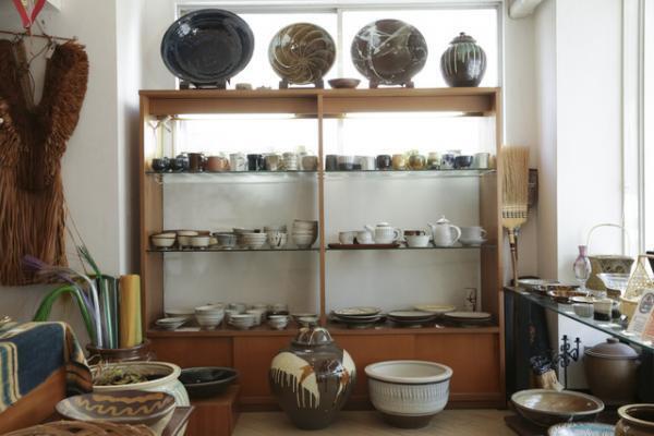 青山の老舗で揃える、食卓を彩る和の器--「べにや民芸店」【東京の器屋を巡るvol.3】