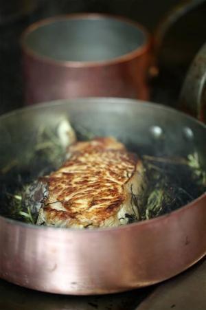 ミシュラン2ツ星「ドミニク・ブシェ トーキョー」で名優ジェラール・ドパルデューが愛した「仔牛の料理」が一夜限りのイベントで復刻