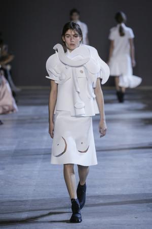 ポロシャツに由来するヴィクター＆ロルフの彫刻的ファッション【2016春夏クチュール】