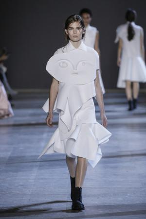 ポロシャツに由来するヴィクター＆ロルフの彫刻的ファッション【2016春夏クチュール】