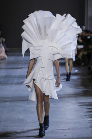 ポロシャツに由来するヴィクター＆ロルフの彫刻的ファッション【2016春夏クチュール】