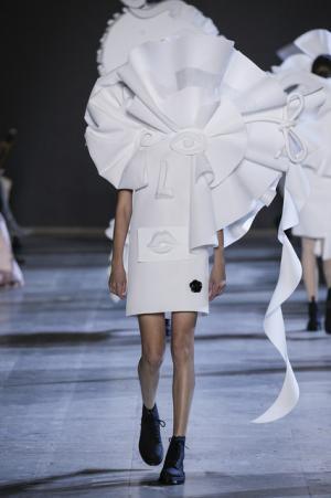 ポロシャツに由来するヴィクター＆ロルフの彫刻的ファッション【2016春夏クチュール】