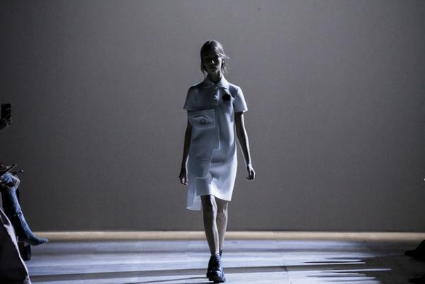 ポロシャツに由来するヴィクター＆ロルフの彫刻的ファッション【2016春夏クチュール】