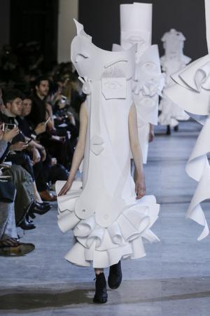 ポロシャツに由来するヴィクター＆ロルフの彫刻的ファッション【2016春夏クチュール】