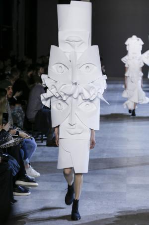 ポロシャツに由来するヴィクター＆ロルフの彫刻的ファッション【2016春夏クチュール】